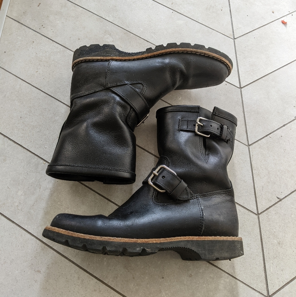 Very Good Used condition Roots Boots size 9